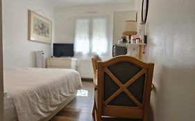 1 Chambre pour 2 personnes Chez l'habitant maison possède un petit chien